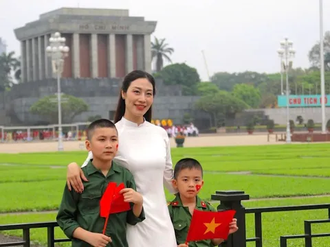 Thủ đô rực sáng cờ hoa, người dân hân hoan chào mừng 50 năm thống nhất đất nước