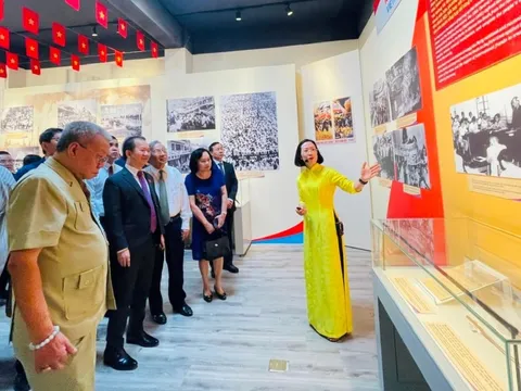 Gần 150 tài liệu hiện vật trong trưng bày chuyên đề 'Non sông liền một dải'