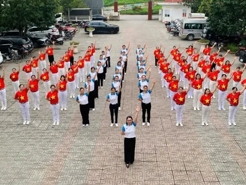 Sáng nay 26/4 Phụ nữ Thủ đô đồng diễn dân vũ chào mừng kỷ niệm 50 năm ngày Giải phóng miền Nam