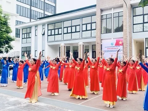 Phụ nữ quận Thanh Xuân đồng diễn mừng 50 năm Giải phóng miền Nam thống nhất đất nước