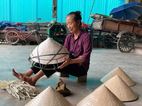 Chuyện về người cựu binh “dệt” tình yêu lên nón