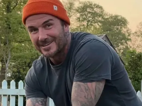 Ngôi sao bóng đá David Beckham bị vợ trêu chọc khi đang làm vườn