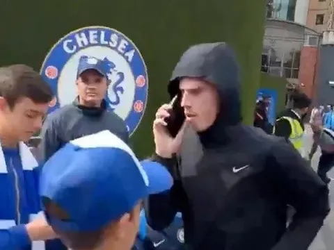 CĐV Chelsea hoang mang khi thấy Cole Palmer "bỏ chạy" khỏi Stamford Bridge