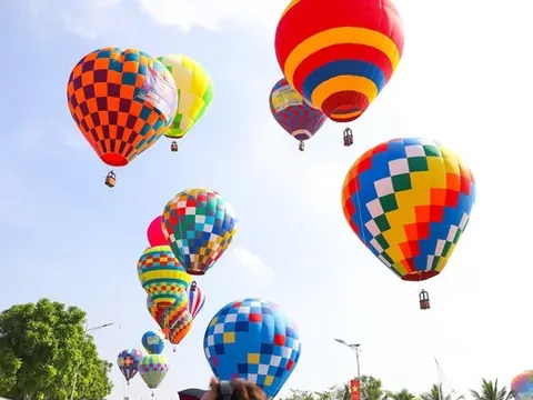 Khinh khí cầu rực rỡ trên bầu trời Đồng Nai mừng Đại lễ 30/4