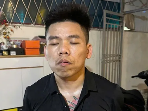Bắt con rể chủ quán karaoke dùng súng bắn khách bị thương