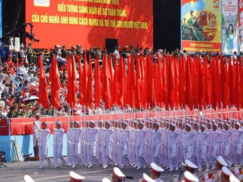 Người dân phấn khởi xem tổng duyệt diễu binh 50 năm thống nhất đất nước