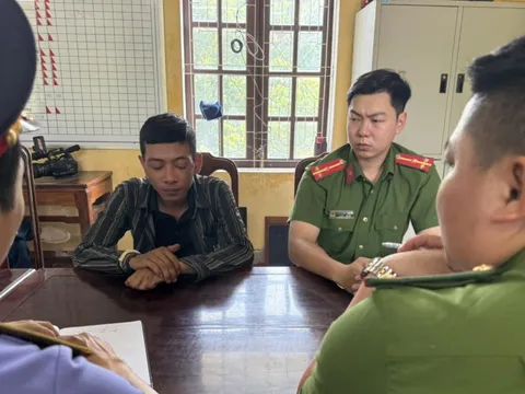 Bắt giam 2 nam thanh niên cướp giật điện thoại của 2 mẹ con