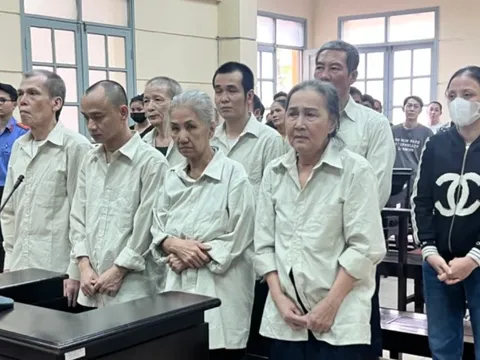 Nhóm dàn cảnh móc túi trên xe buýt ở Tp.HCM lãnh án