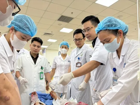 Khẩn cấp ứng cứu nạn nhân vụ lật xe khách tại Tam Đảo, Vĩnh Phúc