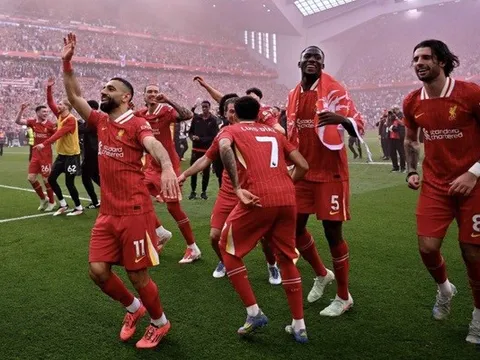 Đăng quang sớm tại Premier League, Liverpool vẫn chưa được nâng cúp