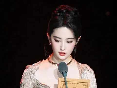 Lưu Diệc Phi giành giải "Nữ diễn viên của năm" nhưng gây tranh cãi vì điều này