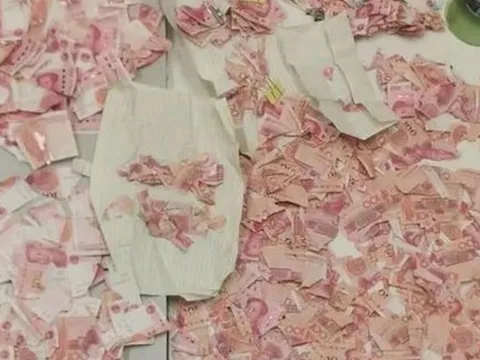 Người phụ nữ mang túi tiền mặt đến ngân hàng, nhân viên mở ra thì sốc nặng vì điều này