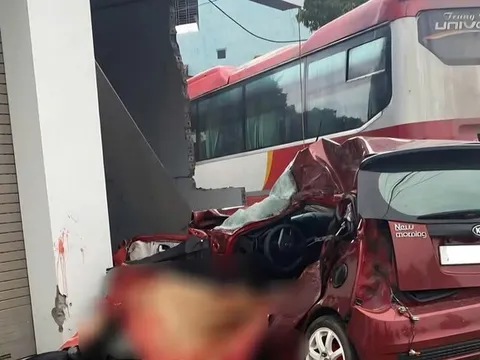Xe khách 45 chỗ đâm liên hoàn rồi đè bẹp ô tô con, 1 người tử vong