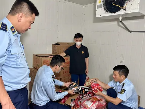 Thu giữ hơn 17.500 sản phẩm xúc xích, chân gà, cánh gà nhập lậu