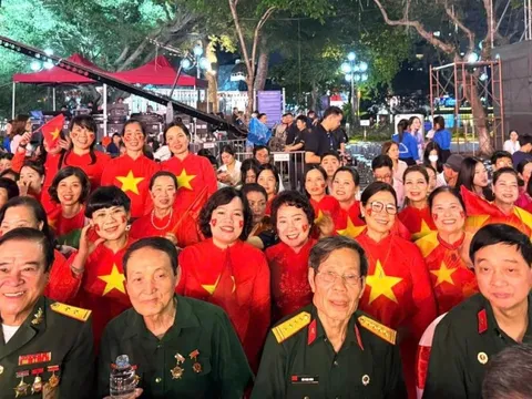 Khán giả Thủ đô tự hào và xúc động xem chương trình cầu truyền hình “Vang mãi khúc khải hoàn“