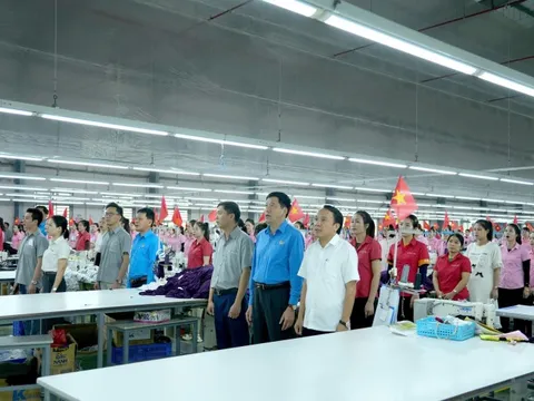 Xúc động khoảnh khắc hàng vạn công nhân chào cờ, dịp lễ 30/4 - 1/5