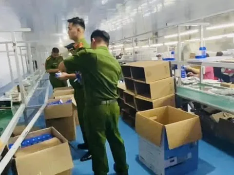 Cận cảnh dây chuyền lắp ráp điện thoại lậu "khủng"
