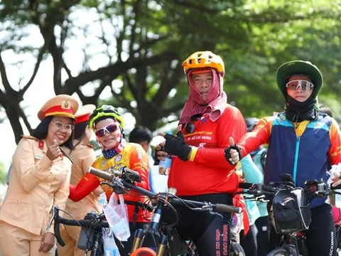Đoàn xe đạp với 105 thành viên, vượt 1.723 km vào Tp.HCM tham dự lễ kỷ niệm 50 năm thống nhất đất nước