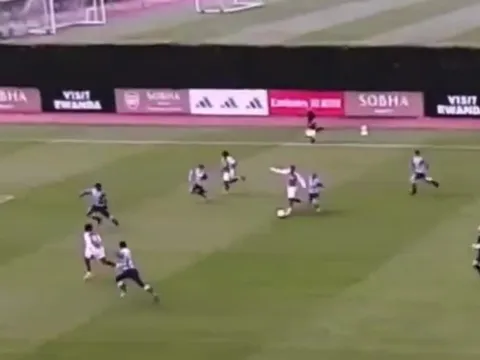 Rê bóng từ sân nhà rồi ghi bàn, sao trẻ của Arsenal được ví như Messi và Maradona