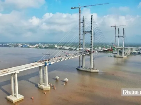"3 ca, 4 kíp" miệt mài trên công trường cầu Rạch Miễu 2 trong kỳ nghỉ lễ
