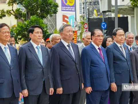 Tổng Bí thư Tô Lâm dâng hoa tại Bến Nhà rồng