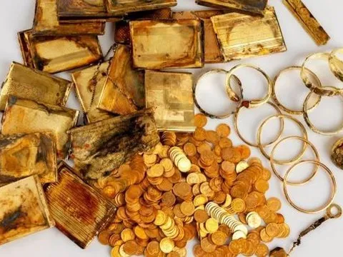Đang đi bộ trên đồi, 2 du khách bất ngờ tìm thấy 3,7kg vàng và nhiều trang sức