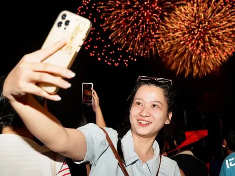 Biển người đổ về trung tâm TPHCM xem pháo hoa mừng đại lễ