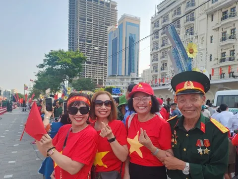 Người dân tại TPHCM rộn ràng chào đón kỷ niệm 50 năm thống nhất đất nước