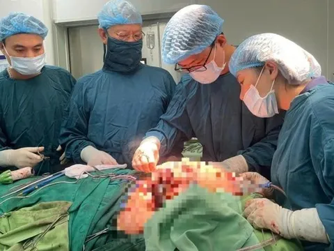 Phẫu thuật cứu sống cụ bà mang khối u máu khổng lồ trên mặt hơn 50 năm