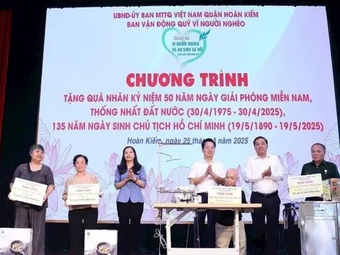 Quận Hoàn Kiếm hỗ trợ tặng quà cho gia đình có hoàn cảnh khó khăn nhân kỷ niệm 50 năm ngày Giải phóng miền Nam
