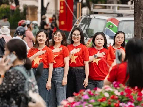 Thủ đô Hà Nội rực rỡ sắc màu trong ngày kỷ niệm 50 năm Giải phóng miền Nam