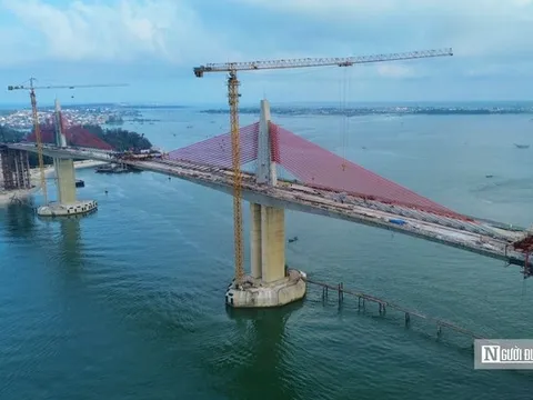 Ngắm cây cầu vượt cửa biển dài nhất miền Trung trong ngày hợp long
