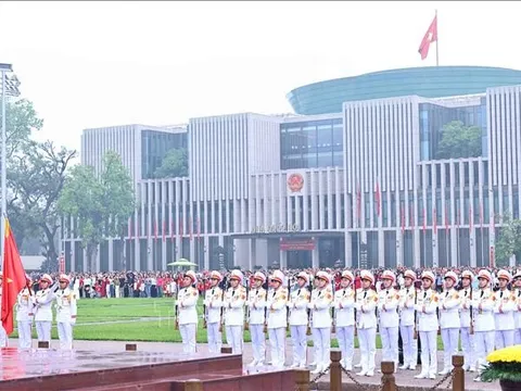 Lễ chào cờ đặc biệt chào mừng 50 năm thống nhất đất nước tại Quảng trường Ba Đình