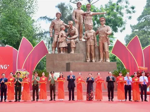 Khánh thành Tượng đài Công an nhân dân 'Vì bình yên cuộc sống'