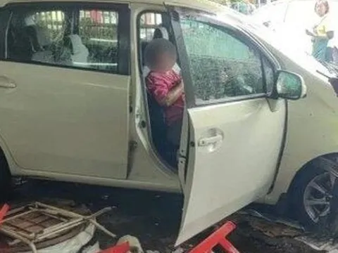 Đang ngồi ăn sáng, người phụ nữ bị xe ô tô đâm tử vong