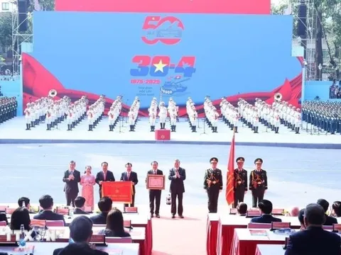 Thành phố Hồ Chí Minh đón nhận danh hiệu “Anh hùng Lao động” nhân kỷ niệm 50 năm Giải phóng miền Nam