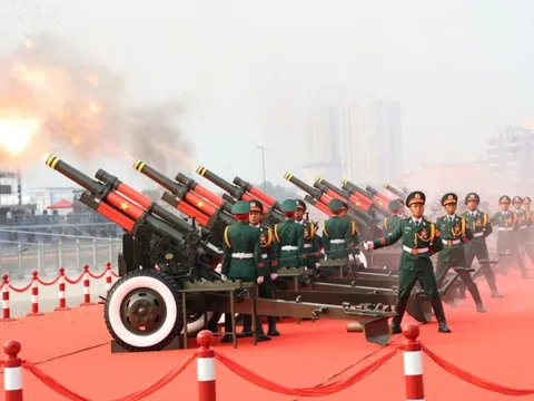 Đại bác rền vang, máy bay tung cánh mở đầu Đại lễ kỷ niệm 50 năm thống nhất đất nước