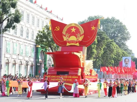 Đất nước trọn niềm vui, non sông liền một giải