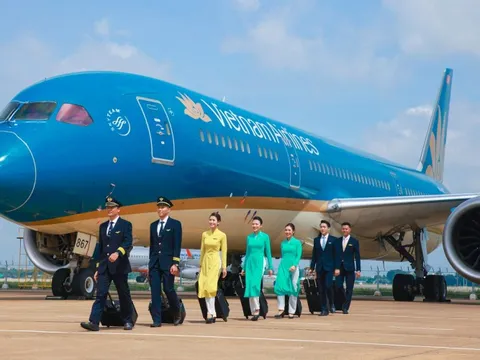 Khách quốc tế bùng nổ, giá nhiên liệu giảm giúp Vietnam Airlines báo lãi