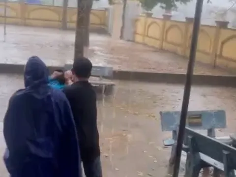 Thông tin mới vụ nam phụ huynh tát cô giáo tới tấp, kéo ra đứng giữa mưa