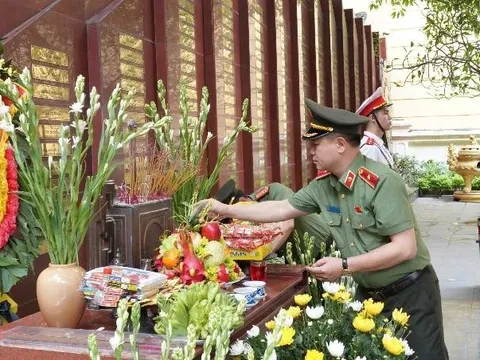 Công an Hà Nội dâng hương tưởng niệm các anh hùng liệt sỹ trong ngày đại lễ 30/4