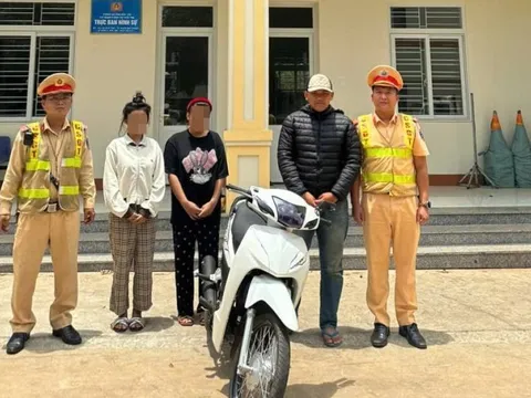 Xử lý nam thanh niên chạy xe máy một bánh trên đường phố