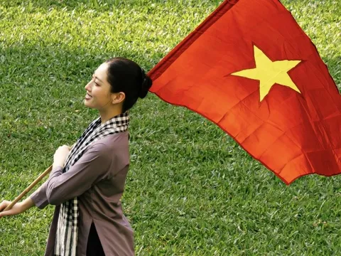 Hoa hậu Lương Thùy Linh tái hiện hình ảnh phụ nữ kiên cường qua tà áo bà ba Nam bộ