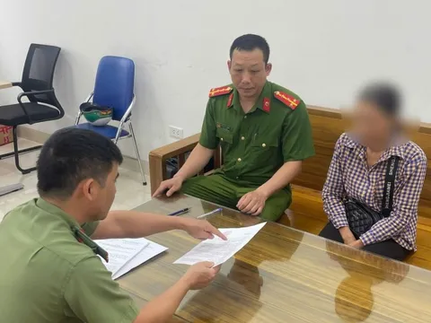 Phạt phụ nữ loan tin "đeo dép lê lái xe bị phạt tiền"