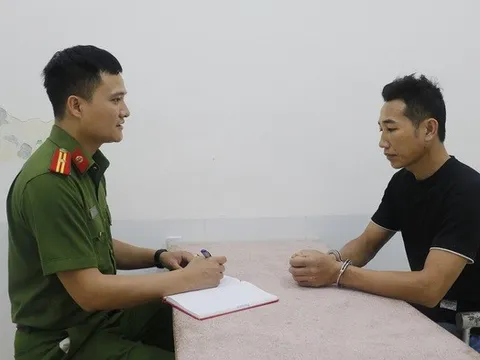 Hé lộ nguyên nhân khiến nam phụ huynh tấn công cô giáo, kéo ra giữa mưa