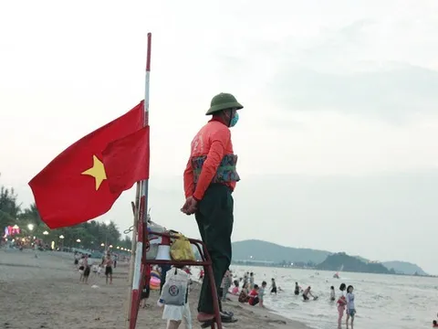 Chuyện của những người âm thầm bảo vệ an toàn cho du khách trong kỳ nghỉ lễ