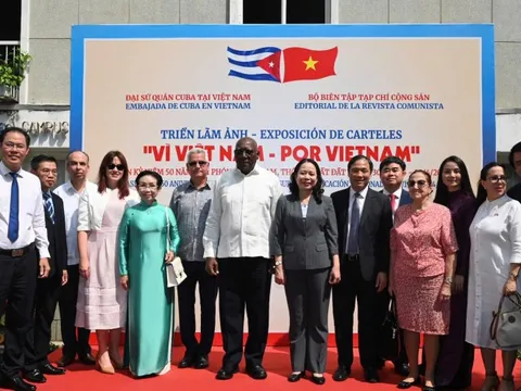 Triển lãm ảnh 'Vì Việt Nam' thắt chặt tình hữu nghị Việt Nam-Cuba