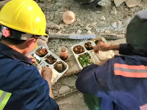 Công trường không nghỉ Lễ và những bữa cơm ăn vội trên cao tốc Bắc-Nam