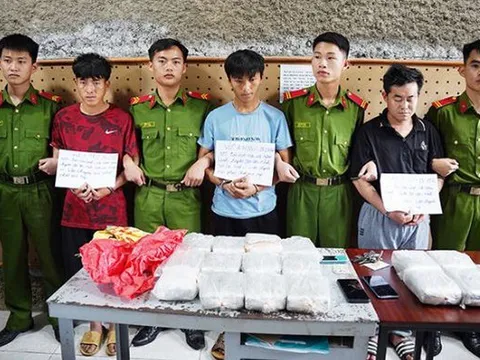 Bắt quả tang 3 đối tượng vận chuyển 50 bánh hồng phiến