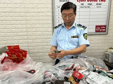 Phát hiện hàng loạt đồ ăn vặt nhập lậu bán tràn lan cho trẻ em tại Hải Dương